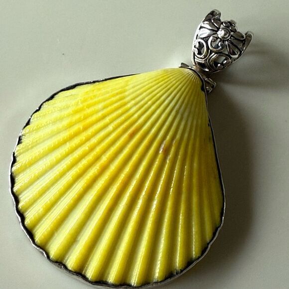Yellow scallop shell & sterling silver surround pendant - Picture 1 of 5